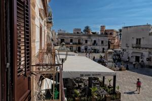 a street with a white tent in a city at Cave Bianche Apartments in Favignana