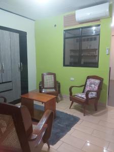 uma sala de estar com duas cadeiras e uma mesa em B. J. & M SERVICE em Iquitos