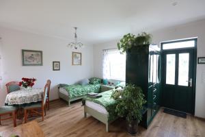ein Wohnzimmer mit einer grünen Tür und einer Couch in der Unterkunft Zielona Przystań in Boruja