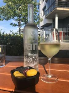 een fles witte wijn en een glas op een tafel bij Stort hus i Porsgrunn sentrum med raskt, pålitelig internett og gratis parkering in Porsgrunn