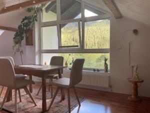 a dining room with a table and chairs and a window at Ferienwohnung Dallinger in Radmer an der Stube