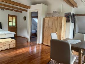 a room with a dining table and a bedroom at Ferienwohnung Dallinger in Radmer an der Stube