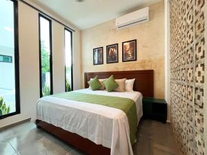 - une chambre avec un lit dans une pièce dotée de fenêtres dans l'établissement HOTEL KOOKAY VALLADOLID, à Valladolid