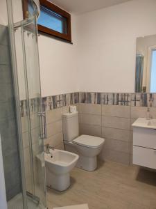 La salle de bains est pourvue de toilettes, d'un lavabo et d'une douche. dans l'établissement Il giardino, à Ischia