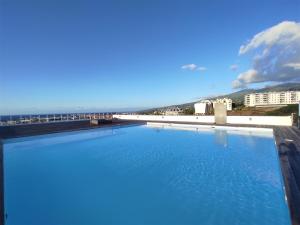 une grande piscine sur le toit d'un bâtiment dans l'établissement TAHITI - Raimiti Dream Apartment, à Fa'a'ā