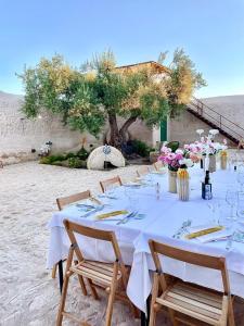 een tafel voor een bruiloft op het strand bij Chiusa del Curiale - ospitalità in vigna in Comiso