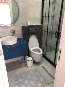 a bathroom with a toilet and a sink at Müstakil havuzlu jakuzili tatil villası in Fethiye