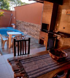 ピレノポリスにあるCasa Raio de Luzのキッチン(テーブル、椅子付)、プールが備わります。 +20枚の写真