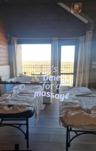 Postel nebo postele na pokoji v ubytování ארואד סוויטס Arwad suites