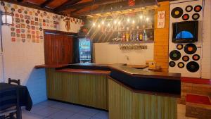 eine Bar in einem Restaurant mit einer Badewanne auf der Theke in der Unterkunft Pousada Kauai in Praia do Rosa