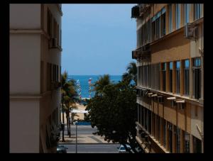 Vistas a una calle entre dos edificios y el océano en Copacabana Vista Mar Studio, en Río de Janeiro