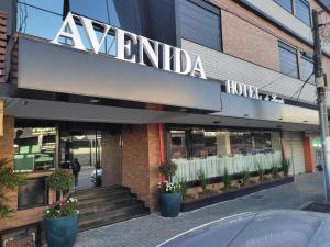 雷森迪AVENIDA HOTEL DE RESENDE的带有酒店标志的建筑