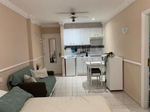 A kitchen or kitchenette at ¡ENCANTADOR ESTUDIO CON VISTAS! Edificio Albatros