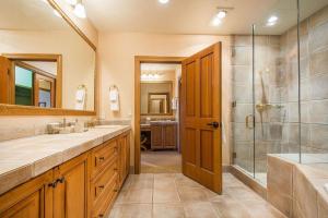 Phòng tắm tại Deluxe Two Queen Room with Fireplace Hotel Room