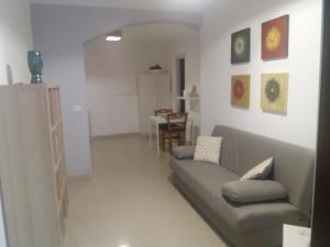 een woonkamer met een bank en een tafel bij Tania's House in Catania