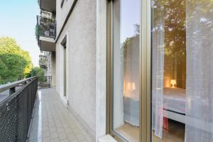 una finestra su un edificio con vista su una strada di Casa da Suite Mirena a Milano