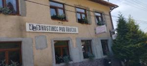 un edificio con un cartel en el costado en Hostinec pod úbočou en Valaská