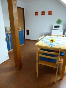 特熱邦的住宿－Penzion U Polenů，厨房配有桌子和向日葵