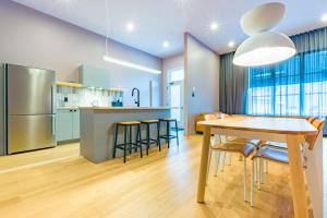 een keuken en eetkamer met een tafel en stoelen bij Les Lofts de la Fabrique by Les Lofts Vieux-Québec in Québec