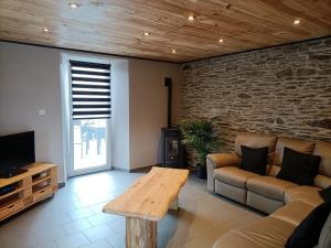 a living room with a couch and a table at Gîte 28 court in Bastogne