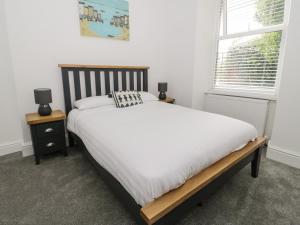 1 dormitorio con 1 cama y 2 mesitas de noche en Amlwch, en Llandudno