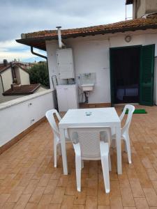 A balcony or terrace at appartamento incantevole con parcheggio