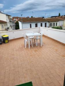 A balcony or terrace at appartamento incantevole con parcheggio