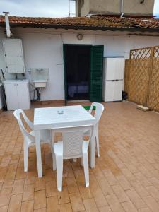 A kitchen or kitchenette at appartamento incantevole con parcheggio