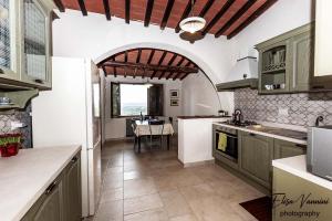 A kitchen or kitchenette at Casa Marylou