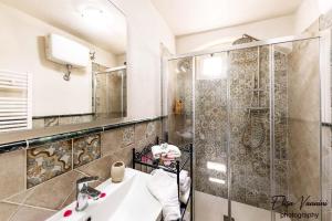 A bathroom at Casa Marylou Még 37 kép