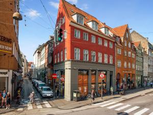 コペンハーゲンにあるSanders Penny - Charming Three-Bedroom Apartment in the Middle of Actionの信号付赤い道の建物