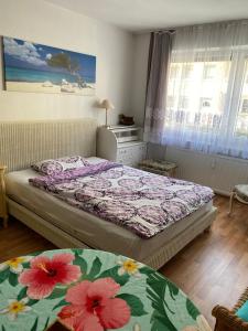 1 dormitorio con cama, mesa y ventana en Mitten in Düsseldorf, en Düsseldorf