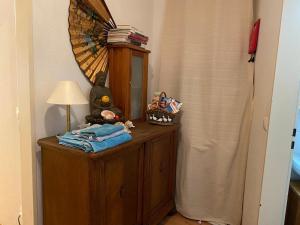 a room with a dresser with a lamp and a mirror at Mitten in Düsseldorf in Düsseldorf