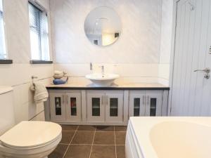 Un baño con lavabo, inodoro y bañera. en Owen Villa, en Llandudno 29 fotos más