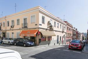 une rue avec des voitures garées devant un bâtiment dans l'établissement FANTÁSTICO APARTAMENTO MADRID RIÓ-PUERTA DEL ÁNGEL, à Madrid