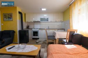 een woonkamer met een keuken en een tafel bij Apartman Raj Macevine in Bajina Bašta