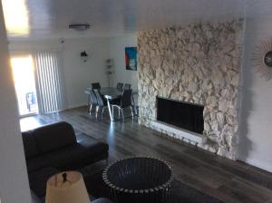 salon z kamiennym kominkiem i stołem w obiekcie 5 bedroom 3 bath home near universal w mieście Sherman Oaks