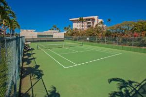 Tenis a/nebo squash v ubytování Maui Banyan H311 1BD 2BA 3 min walk to the beach in the Heart of South Kihei! nebo okolí