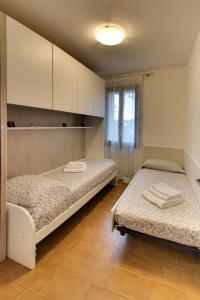 Caenere的住宿－Tenuta da Mosè con vista sui colli asolani，配有两张床的客房内。