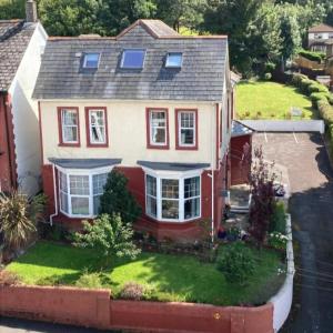 uma vista aérea de uma casa vermelha e branca em Ty Castell Guest House em Caerphilly