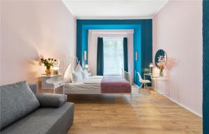 een woonkamer met een bed en een bank bij Holiday 33 Apartment I Mitte in Berlijn