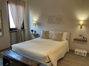 A bed or beds in a room at Casa Patrito - Appartamento Barolo