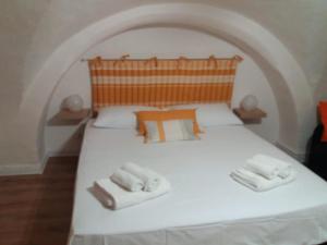 A bed or beds in a room at Tania's House