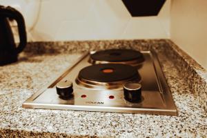 a stove top oven sitting on a granite counter top at Hosteria Foike in Ushuaia