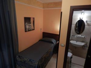 Baño pequeño con cama y lavabo en B&B Degli Amici, en Ciampino