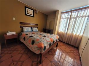 1 dormitorio con cama y ventana en Hostal Cristal de luna, en Arequipa