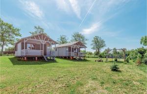 duży dziedziniec z dwoma domami i placem zabaw w obiekcie Nice Home In Mscice With Wifi w mieście Mścice