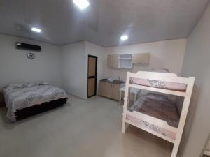 1 Schlafzimmer mit 2 Etagenbetten und einer Küche in der Unterkunft ALOJAMIENTO El Lago in San Andrés