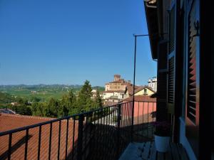 A balcony or terrace at Casa Patrito - Appartamento Barolo