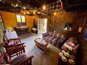 a living room with a couch and a table at La Puerta Del Lago ECOPARQUE in Tota